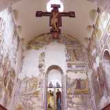 Qui infatti le alte pareti sono interamente colorate con molteplici scene religiose...